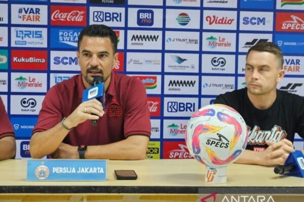 Tentu! Berikut beberapa alternatif judul untuk "Doni Tri dapat dimainkan saat Persija Jakarta jamu Semen Padang":

1. "Doni Tri Siap Turun Saat Persija Jakarta Hadapi Semen Padang"
2. "Doni Tri Akan Terlibat dalam Pertandingan Persija Jakarta Lawan Semen Padang"
3. "Ketersediaan Doni Tri saat Persija Jakarta Menjamu Semen Padang"
4. "Persija Jakarta Dapat Andalkan Doni Tri Melawan Semen Padang"
5. "Doni Tri: Pemain Kunci saat Persija Jakarta Jamu Semen Padang"
6. "Kembalinya Doni Tri Untuk Pertandingan Persija vs Semen Padang"

Silakan pilih atau modifikasi sesuai kebutuhan!