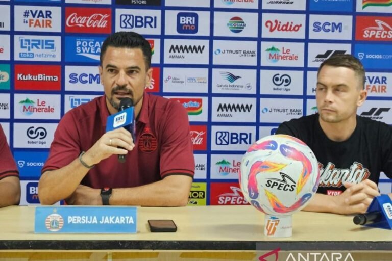 Tentu! Berikut beberapa alternatif judul untuk "Doni Tri dapat dimainkan saat Persija Jakarta jamu Semen Padang":

1. "Doni Tri Siap Turun Saat Persija Jakarta Hadapi Semen Padang"
2. "Doni Tri Akan Terlibat dalam Pertandingan Persija Jakarta Lawan Semen Padang"
3. "Ketersediaan Doni Tri saat Persija Jakarta Menjamu Semen Padang"
4. "Persija Jakarta Dapat Andalkan Doni Tri Melawan Semen Padang"
5. "Doni Tri: Pemain Kunci saat Persija Jakarta Jamu Semen Padang"
6. "Kembalinya Doni Tri Untuk Pertandingan Persija vs Semen Padang"

Silakan pilih atau modifikasi sesuai kebutuhan!
