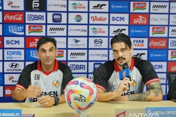 Pelatih Carlos Almeida Tidak Menjadi Beban bagi Pemain Semen Padang