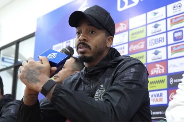 Berikut adalah beberapa alternatif judul untuk "Eduardo Janji Persija Berikan yang Terbaik di Kandang PSS":

1. "Janji Eduardo: Persija Siap Tampil Maksimal di Kandang PSS"
2. "Eduardo Ungkap Komitmen Persija untuk Tampilkan Performa Terbaik di PSS"
3. "Eduardo: Persija Akan Berikan Segalanya di Pertandingan Melawan PSS"
4. "Komitmen Eduardo: Persija Bertekad Cetak Kemenangan di Kandang PSS"
5. "Persija Siap Beri yang Terbaik: Janji Eduardo di Laga Kontra PSS"
6. "Eduardo: Fokus Persija adalah Menang di PSS"
7. "Persija di Kandang PSS: Janji Eduardo untuk Usaha Maksimal"

Silakan pilih atau modifikasi sesuai kebutuhan!