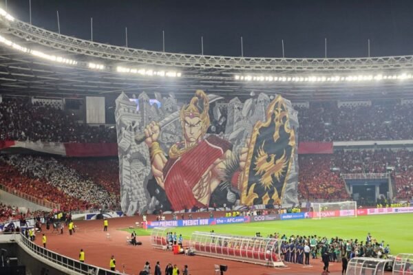 Here are some alternative titles for "Koreografi Berhias Tifo Pendekar Wayang Warnai Laga Indonesia vs China":

1. "Tifo Pendekar Wayang: Seni dan Semangat dalam Pertarungan Indonesia vs China"
2. "Kreasi Tifo Pendekar Wayang: Meriahkan Duel Indonesia Melawan China"
3. "Panggung Tifo Pendekar: Memperindah Pertarungan Nasioanal Indonesia vs China"
4. "Koreografi Tifo Pendekar: Menyemarakkan Laga Indonesia dan China"
5. "Seni Tifo Pendekar: Menghidupkan Rivalitas Indonesia vs China"
6. "Laga Berwarna: Tifo Pendekar Wayang dalam Pertandingan Indonesia vs China"
7. "Karya Tifo: Memadukan Budaya dalam Laga Indonesia vs China"
8. "Tifo Pendekar Wayang: Harmoni Seni dan Olahraga dalam Laga Indonesia vs China"

Feel free to mix and match elements from these suggestions!