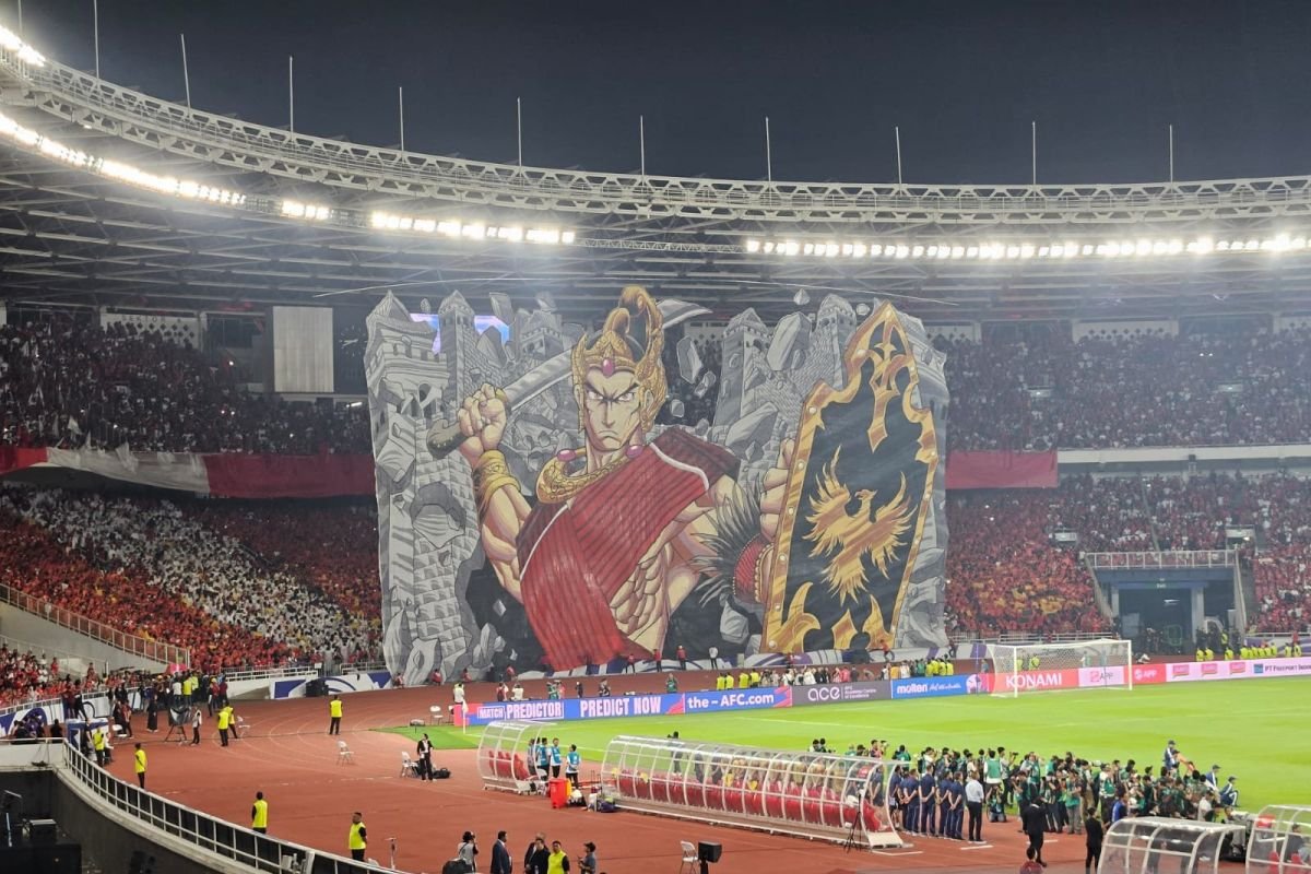 Here are some alternative titles for "Koreografi Berhias Tifo Pendekar Wayang Warnai Laga Indonesia vs China":

1. "Tifo Pendekar Wayang: Seni dan Semangat dalam Pertarungan Indonesia vs China"
2. "Kreasi Tifo Pendekar Wayang: Meriahkan Duel Indonesia Melawan China"
3. "Panggung Tifo Pendekar: Memperindah Pertarungan Nasioanal Indonesia vs China"
4. "Koreografi Tifo Pendekar: Menyemarakkan Laga Indonesia dan China"
5. "Seni Tifo Pendekar: Menghidupkan Rivalitas Indonesia vs China"
6. "Laga Berwarna: Tifo Pendekar Wayang dalam Pertandingan Indonesia vs China"
7. "Karya Tifo: Memadukan Budaya dalam Laga Indonesia vs China"
8. "Tifo Pendekar Wayang: Harmoni Seni dan Olahraga dalam Laga Indonesia vs China"

Feel free to mix and match elements from these suggestions!