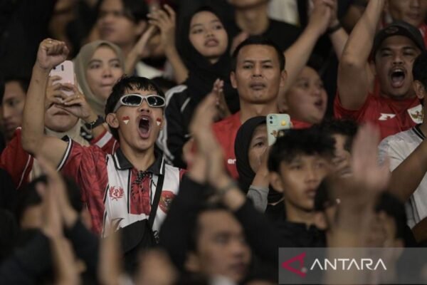 Berikut adalah beberapa alternatif judul untuk "God Bless dan Judika Bakar Semangat Penggemar Indonesia":

1. "Mengobarkan Semangat: God Bless dan Judika Guncang Indonesia"
2. "Kekuatan Musik: God Bless dan Judika Membangkitkan Semangat Penggemar"
3. "Energi Positif: God Bless dan Judika Bantu Nyalakan Semangat Indonesia"
4. "Harmoni Semangat: God Bless Bersama Judika Menginspirasi Penggemar"
5. "Konser Penuh Semangat: God Bless dan Judika Menghentak Indonesia"
6. "Kolaborasi Hebat: God Bless dan Judika Panaskan Suasana Penggemar"
7. "Kebangkitan Semangat Nasional lewat Aksi God Bless dan Judika"
8. "God Bless dan Judika: Duet yang Menggugah Semangat Pecinta Musik Indonesia"
9. "Semangat Tak Terpadamkan: God Bless dan Judika Menghadirkan Energi Positif"
10. "Melodi yang Menginspirasi: God Bless dan Judika, Semangat Penggemar Indonesia"

Silakan pilih atau modifikasi sesuai dengan kebutuhan!