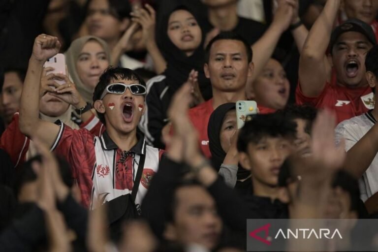 Berikut adalah beberapa alternatif judul untuk “God Bless dan Judika Bakar Semangat Penggemar Indonesia”:

1. “Mengobarkan Semangat: God Bless dan Judika Guncang Indonesia”
2. “Kekuatan Musik: God Bless dan Judika Membangkitkan Semangat Penggemar”
3. “Energi Positif: God Bless dan Judika Bantu Nyalakan Semangat Indonesia”
4. “Harmoni Semangat: God Bless Bersama Judika Menginspirasi Penggemar”
5. “Konser Penuh Semangat: God Bless dan Judika Menghentak Indonesia”
6. “Kolaborasi Hebat: God Bless dan Judika Panaskan Suasana Penggemar”
7. “Kebangkitan Semangat Nasional lewat Aksi God Bless dan Judika”
8. “God Bless dan Judika: Duet yang Menggugah Semangat Pecinta Musik Indonesia”
9. “Semangat Tak Terpadamkan: God Bless dan Judika Menghadirkan Energi Positif”
10. “Melodi yang Menginspirasi: God Bless dan Judika, Semangat Penggemar Indonesia”

Silakan pilih atau modifikasi sesuai dengan kebutuhan!