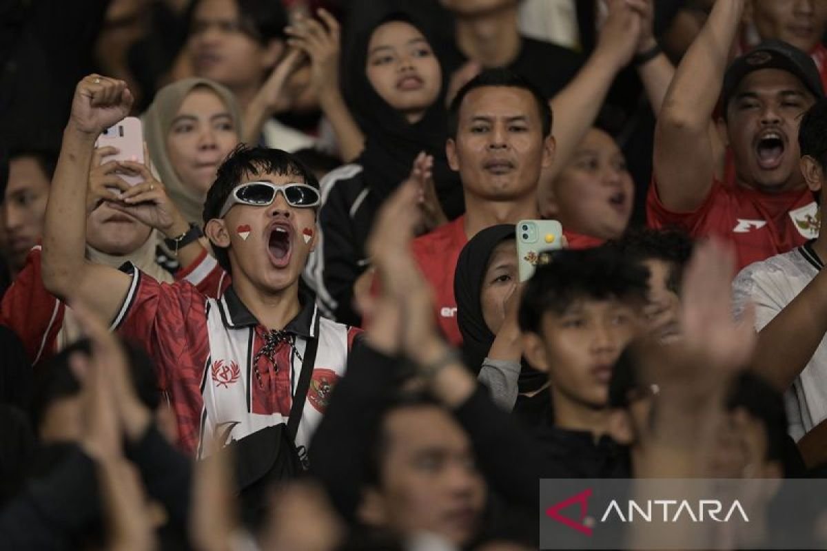 Berikut adalah beberapa alternatif judul untuk "God Bless dan Judika Bakar Semangat Penggemar Indonesia":

1. "Mengobarkan Semangat: God Bless dan Judika Guncang Indonesia"
2. "Kekuatan Musik: God Bless dan Judika Membangkitkan Semangat Penggemar"
3. "Energi Positif: God Bless dan Judika Bantu Nyalakan Semangat Indonesia"
4. "Harmoni Semangat: God Bless Bersama Judika Menginspirasi Penggemar"
5. "Konser Penuh Semangat: God Bless dan Judika Menghentak Indonesia"
6. "Kolaborasi Hebat: God Bless dan Judika Panaskan Suasana Penggemar"
7. "Kebangkitan Semangat Nasional lewat Aksi God Bless dan Judika"
8. "God Bless dan Judika: Duet yang Menggugah Semangat Pecinta Musik Indonesia"
9. "Semangat Tak Terpadamkan: God Bless dan Judika Menghadirkan Energi Positif"
10. "Melodi yang Menginspirasi: God Bless dan Judika, Semangat Penggemar Indonesia"

Silakan pilih atau modifikasi sesuai dengan kebutuhan!