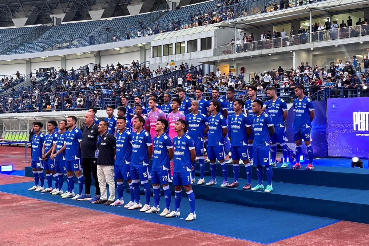 Berikut beberapa alternatif judul untuk "Pemain Persib Bandung dalam kondisi siap arungi kompetisi":

1. "Pemain Persib Bandung Siap Hadapi Tantangan Kompetisi"
2. "Persib Bandung: Tim Siap Menyambut Kompetisi dengan Semangat"
3. "Kesiapan Pemain Persib Bandung Menjelang Kompetisi"
4. "Persib Bandung: Para Pemain Bersiap Menghadapi Hiburan Sepak Bola"
5. "Momentum Kesiapan Pemain Persib Bandung untuk Turun di Kompetisi"
6. "Pemain Persib Bandung: Senjata Baru dalam Persaingan Kompetisi"
7. "Persib Bandung dalam Mode Siap Tarung Menuju Kompetisi"
8. "Persib Bandung Memastikan Kesiapan Pemain untuk Kompetisi Mendatang" 

Silakan pilih atau sesuaikan sesuai kebutuhan!