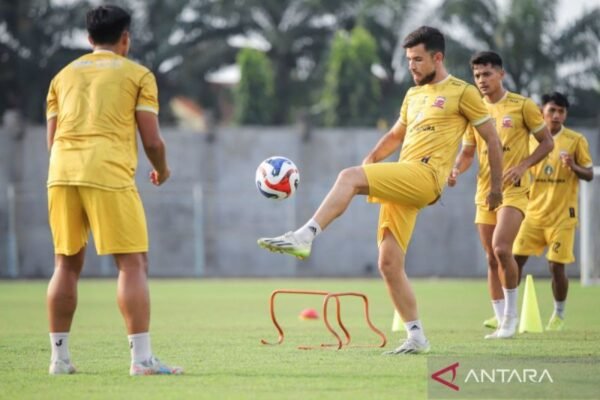 Here are some alternate titles for "Madura United bidik bek asing anyar asal Afrika":

1. "Madura United Mengincar Bek Asing Baru dari Afrika"
2. "Madura United Targetkan Pemain Bek Asing Afrika"
3. "Madura United Berusaha Mengamankan Bek Baru dari Afrika"
4. "Madura United Fokus pada Rekrutmen Bek Asing Afrika"
5. "Madura United Selidiki Bek Asing Potensial dari Afrika"
6. "Madura United Sasar Bek Afrika untuk Memperkuat Tim"
7. "Madura United Bidik Bek Asing Berkualitas asal Afrika"
8. "Madura United Targetkan Bek Baru dari Benua Afrika"

Feel free to choose any of these or mix and match elements to create your preferred title!